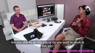 Szexi milf ügynök beavassa a fiatal studot dugásba