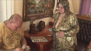 Dagi öreglány fiatal srác farkát nyeli