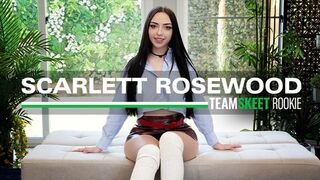 Fiatal csajok mohón nyelik a sperma zuhatagot teamskeetben