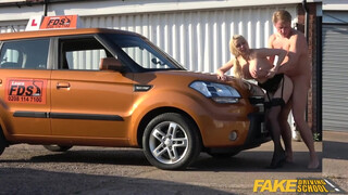 Autós suli motorháztetőn kemény szexjáték