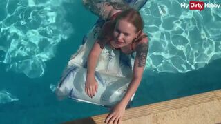 Emma wolf a tüzes csaj aki a medencében baszik vadul