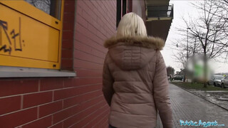 Lucy Shine elfogadja a pénzt kemény utcai szexért