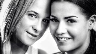 Forró csajok csábítása leszbikusan