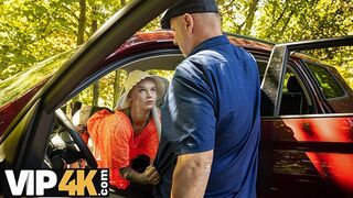 Erdőben elveszett ribanc rossz farkot választ