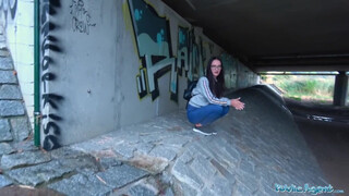 Híd alatti csaj vadul szopja a nyilvános ügynök faszt