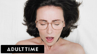 Nők élvezése Caseyvel orgazmusban