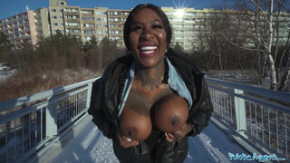 Mélytorkos szopás pasija vastag farkán habosan