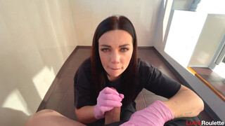 Diáklány gumi kesztyűben veri ki