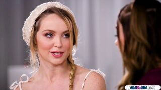 Vékony riporter nyalja a szőke mellbimbót