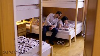 Tini Lady Dee kemény akcióban nyög vadul