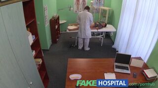 Diák csaj alapos puncivizsgálatot kap