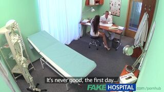 Orvos keményen dugja szexi ápoló szűk puncáját