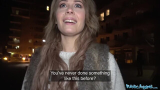 Lógós csöcsű brit ribanc utcai szexpartnere