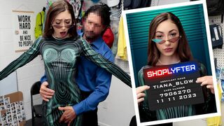 Tiana vadul kefélteti magát idegen óriásfasszal