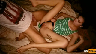 Orosz amatőr ribanc otthon baszik vadul