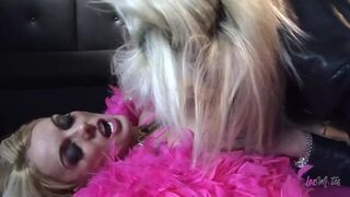 Forró szőke leszbikus puncija remeg a barátnő simogató nyelvétől és a vastag műfassztól