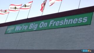 Szőke szépség nedves punciját döngölik a fürdőben