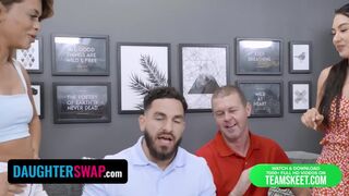 Mina Moon és Destiny Cruz osztoznak mostohaapjuk kemény farkán a tiltott családi mókában