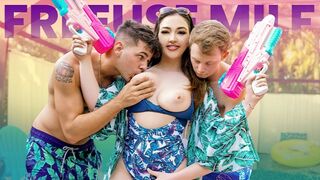 A kíváncsi mostohaanya mindenre hajlandó, hogy a mostohaanyja fiát a katonaságtól eltérítse