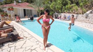 Forró ínyencek a személynélküli orgia medencében