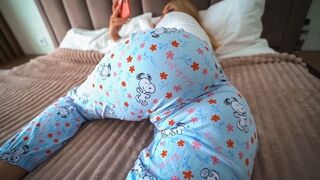 Nyitott ajtónál pornót nézve csábítja a mostoha apját a kis ribanc lánya