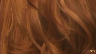 A főnökasszony keményen beavatja alárendeltjét egy forró leszbikus orgiába