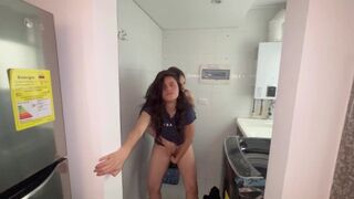 Barátnőm rajtakap, ahogy hűtlen vagyok egy forró hívásban, miközben ő a vendégszobában van