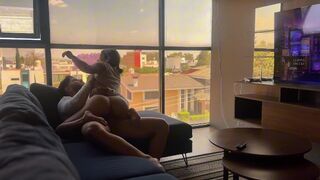 Forró meglepetés a sógornőmnek a nappaliban