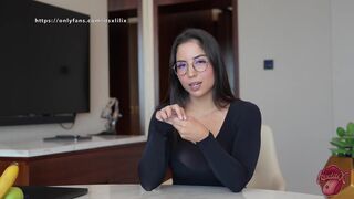 A francia titkárnőd csábít bele első anális élményedbe és forró spriccelésbe