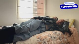 Két dögös leszbikus csaj vadul dugja egymást bőr kabátban és csizmában