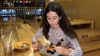 Pincében élveztem egy lány arcára, aki cumos arccal falatozik a sushi gurigákon