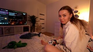 Fiatal csaj orál közben átdugva és lelocsolva!