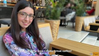 A szemüveges vadóc nimfomán, aki odavan a forró spriccelésért az arcára