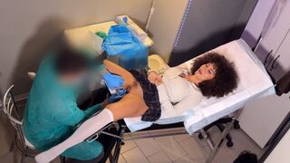 A nőgyógyász mélyen kiömlik a csúszós, vágyakozó pinába