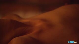 Forró szőke tini mellét szívatja ki, aztán a padlón tombol a vad dugás