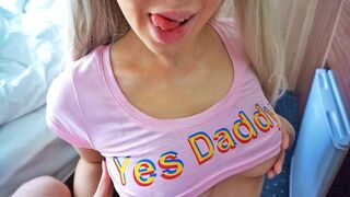 Édes mostohalányom orálisan kényeztet a farkam, miközben dolgozom - forró spriccelés a torkába