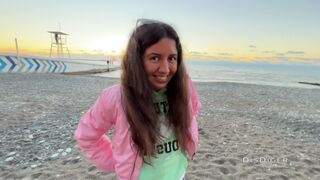 Utcai bombázó szívja végig a farkam, aztán megdugjuk a nedves zuhany alatt