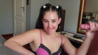 Ez a csintalan copfos csaj csak szopásra vágyik, arcát csapkodják és tejszínnel locsolják