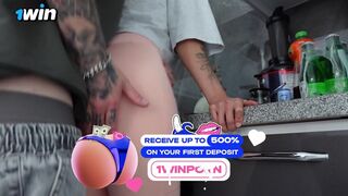 Kollégiumi szomszéd lány feszes seggét óvszer nélkül döfi át egy hatalmas farkával