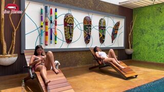 Spriccelek a medencében egy dögös napozó csaj mellé