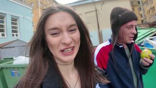 Sokkoló! Csábító! Egy tini elcsábítja a hajléktalant!