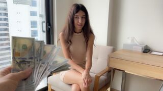 Szállodai szobaszolgálat - a fogadónő fizetségért beleegyezett a vendéggel való forró éjszakába