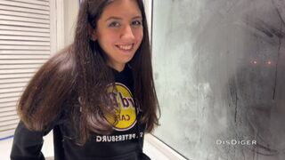 A bulin a balkonon csábítom el a dögös csajt, miközben a pasija fogalma sincs róla