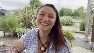 Érett MILF csalja el a 40 éves szüzességemet