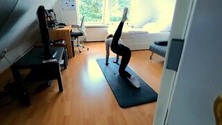 Fiatal fitnesz csaj maszturbál izgatottan, aztán keményen átjárja a farka