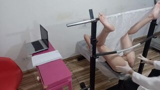 Vörös tinilány vadul kitárulkozik a perverz nőgyógyásznak