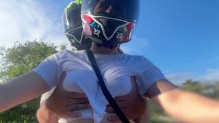 Felszedtem egy dísz utas nőt melltartó nélkül, aki meglátta a hatalmas melleimet