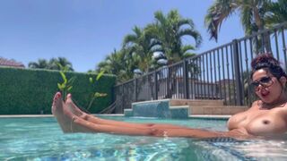 Forró arab szépség meztelenül kényezteti magát a medencében