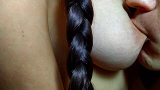 Mostoha fia újra vágyva szívja mostoha anyja kemény mellbimbóit