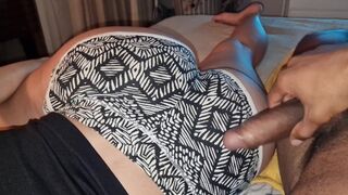 Mostoha fiam csendben bevezet a kanapés szexbe, hogy a szüleim ne hallják a halk nyögéseimet